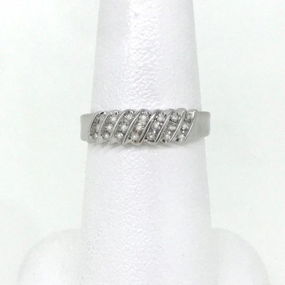 gold jewelry Jewelry - NWT 10 kt WG ring with .21 ctw real diamonds,